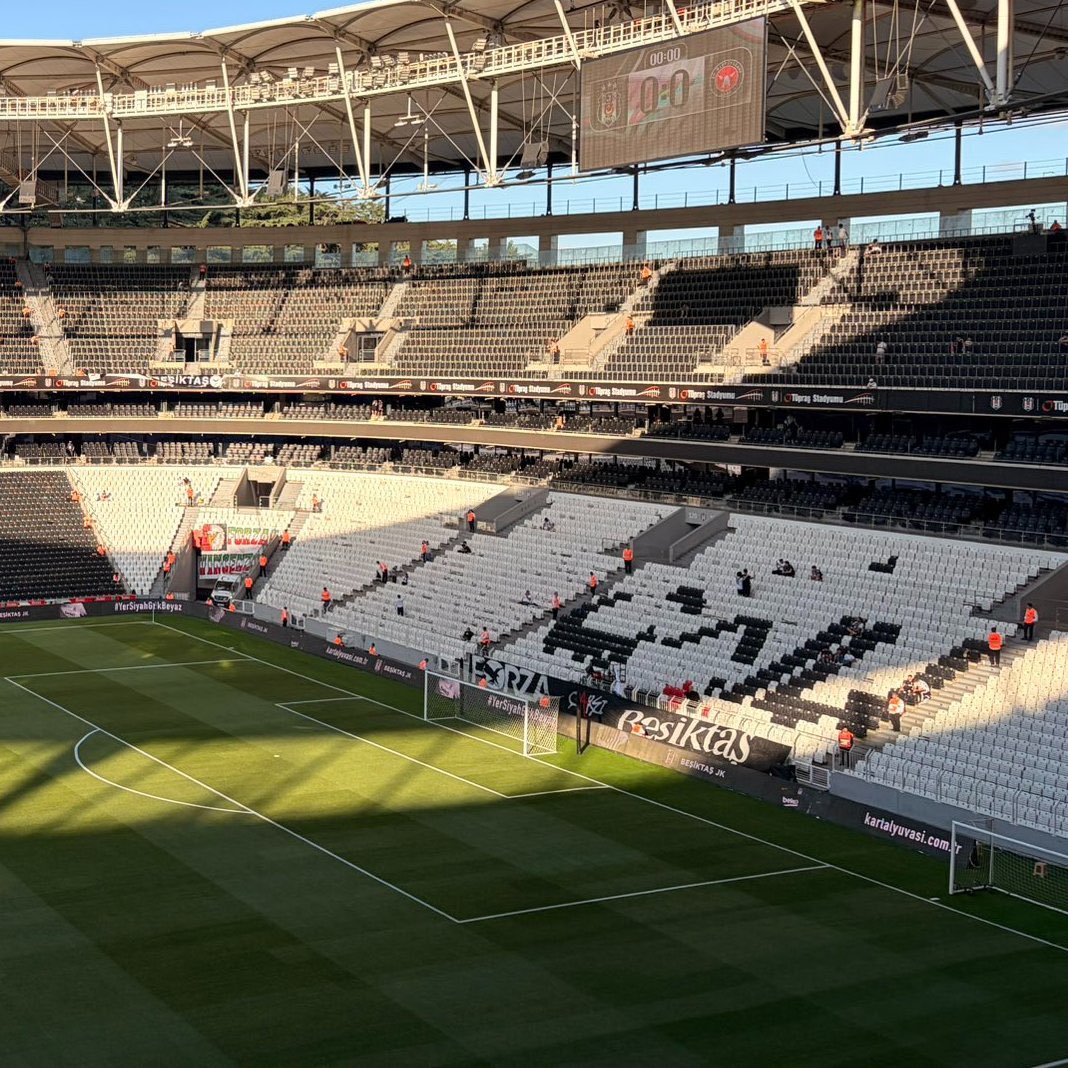 UltrasTurkish's tweet photo. çArşı grubunun set pankartı olan "Forza Beşiktaş" pankartı, kale arkasına asıldı. çArşı grubu bu akşam kale arkasında yer alacak. 👀 https://t.co/oNkKsPNHVJ