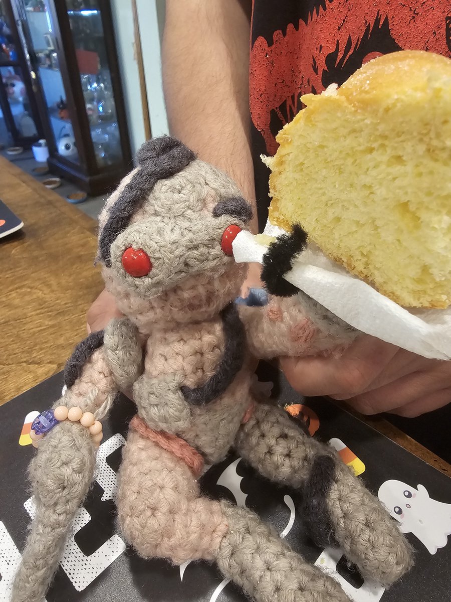boppitcorn's tweet photo. So lucky to have found pan de muerto(Day of the Dead bread) during JULY!! One of my favorite things to eat.
#minipookie #huxleeii #larry #nothux https://t.co/1P88x6IHah