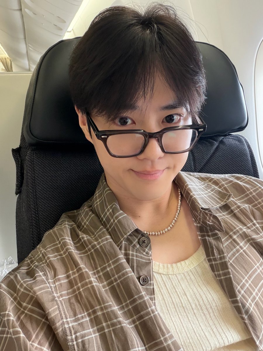SUHObubble's tweet photo. 260723🐰💭 [18:51 KST] *late update*

[2 photos]
“[Which one is] your choice?!”
“Fighting for the final [stop of the] tour~~!👏”

#SUHO #수호 #수호버블 https://t.co/MvHsg3h8ql