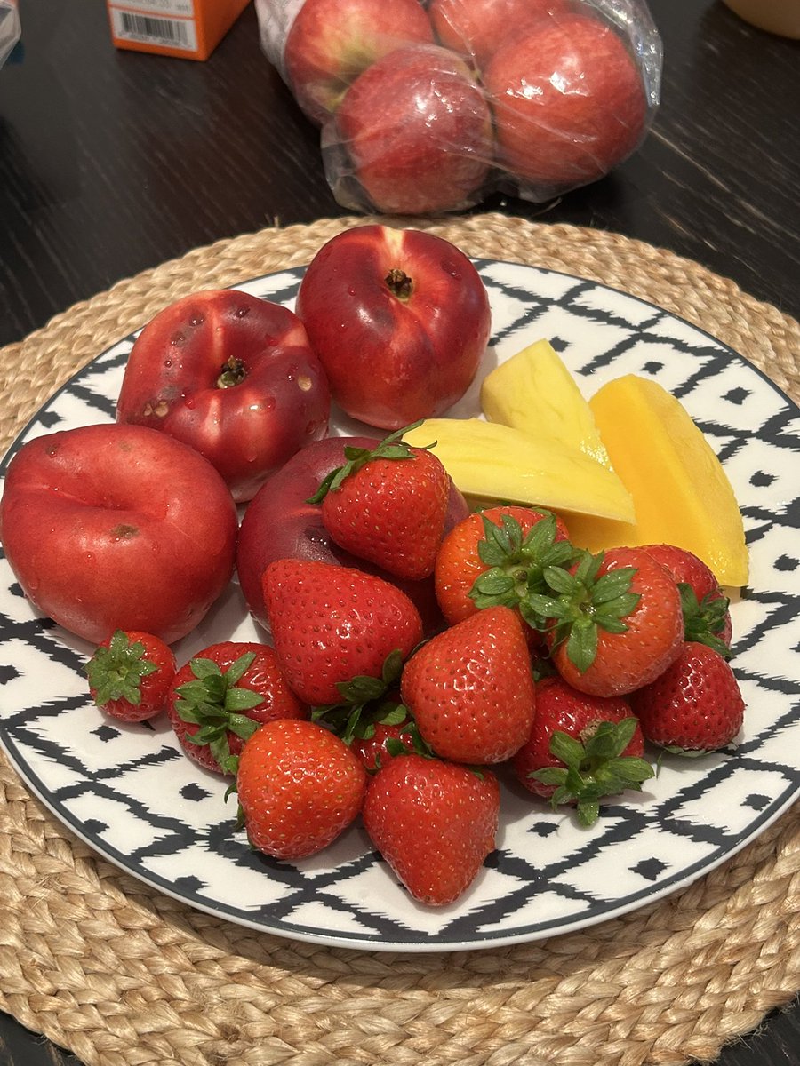 itsaboutoremges's tweet photo. 그리고영국과일이너무너무너무너무맛잇음!!!!
M&amp;S ㅈㄴ털엇는데 (달버지카드감사합니다) 
망고쾁쾁쾁납복쾁쾁딸기쾁쾁  개달수가좍셋이서     장본거정리하기도전에다해치움
내일 산책하러나가는김에 또가서 망고납복딸기 ㅈㄴ털어올거임 https://t.co/rpzY9AfVQQ