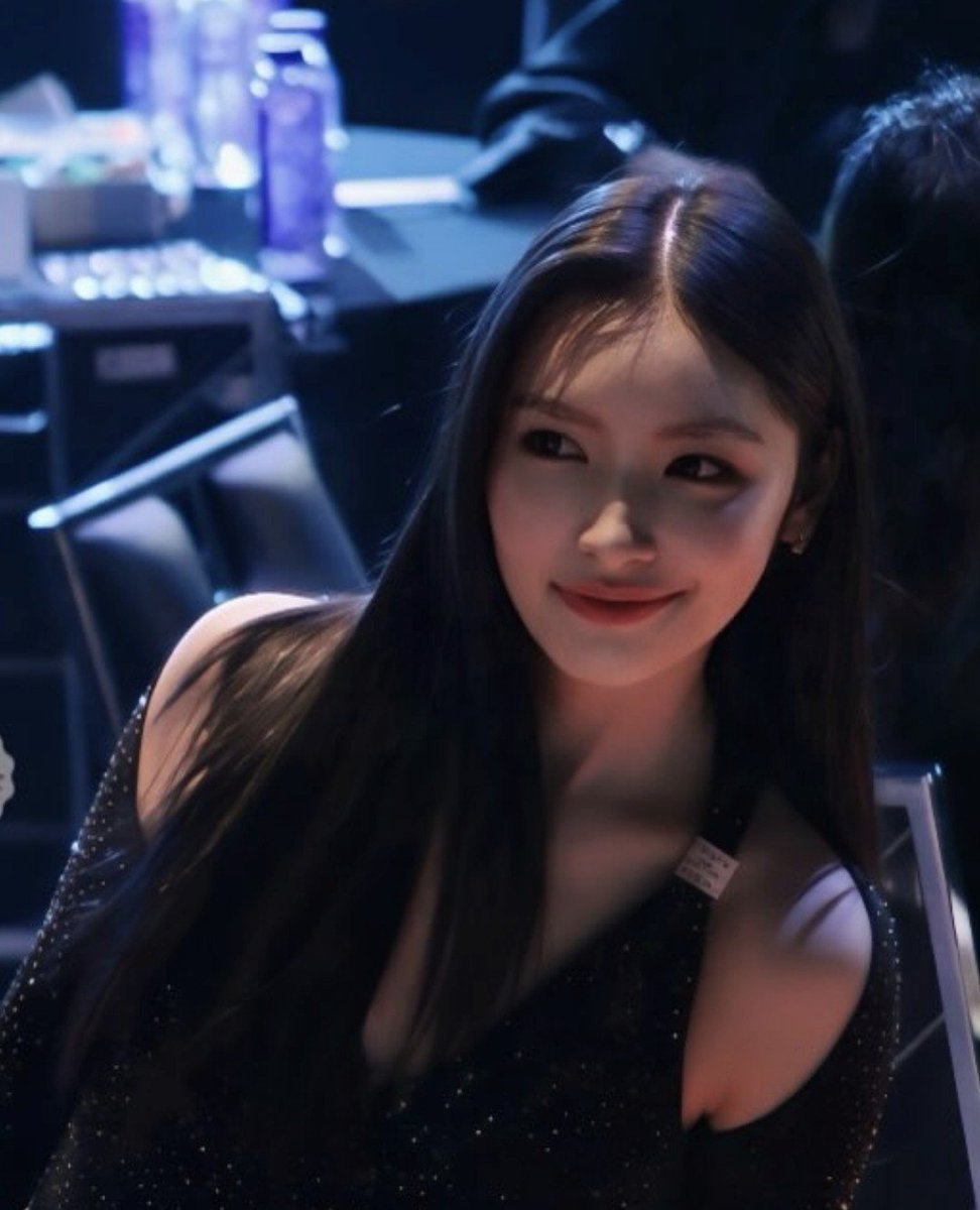 nia_lookkaeww's tweet photo. Why  smile matter?

"The world instantly gets better the moment you smile."

:)

Thank you, baby. 🤍🔮

ANDALOOKKAEW AT Y AWARDS 
#YAwards2025xADLK
#ThailandYContentAwards2025
#lookkaewkamollak https://t.co/uCBSxgr1pH