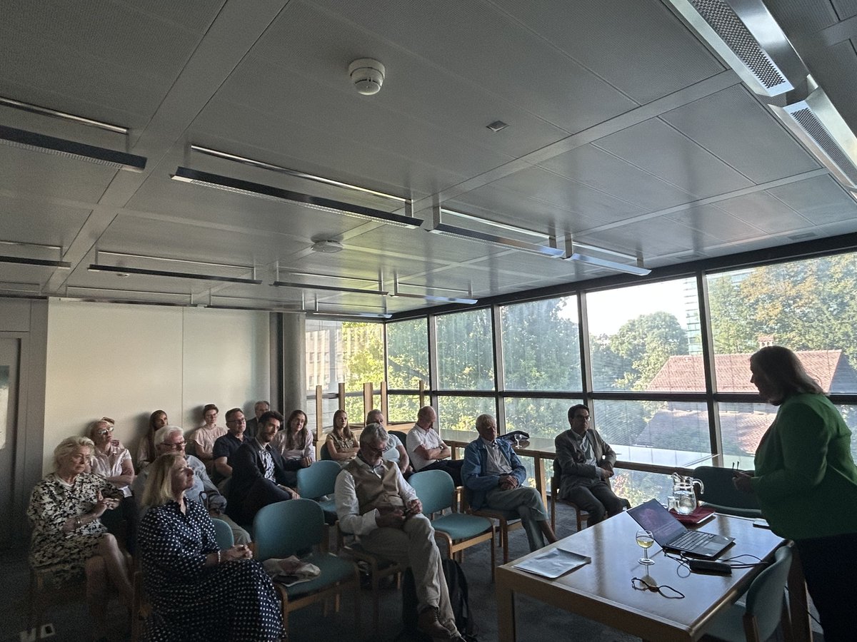 OEGG_CH's tweet photo. Vielen Dank, liebe Claudia Seitz, Private Universität Liechtenstein, für Deinen Vortrag “Künstliche INtelligenz und Medizin: zwischen Innovation, Grundrechten und Risikoregulierung” bei der @OEGG_CH. Enorm spannende Einblicke und Hintergründe zur Gegenwarts- und Zukunftsfrage KI! https://t.co/enWXkUotk2