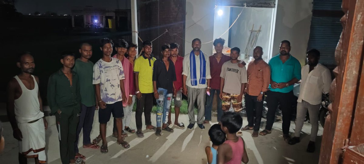 Baahu_Praan_ASP's tweet photo. #मुगलसराय-380
23/07/2026
गुवास,चंदौली 
25जुलाई2026 को चंदौली में होने वाले आंदोलन को सफल बनाने हेतु पदाधिकारियों एवं कार्यकर्ताओं से मिलते हुए-सिद्धार्थ प्राण बाहु,डा.जयंत चौधरी,अभिषेक चौधरी व शेरु प्रधान जी 
@ASP4UP
@AzadSamajParty @BhimArmyChief @BhimArmy_BEM @VinayRatanSingh https://t.co/jA4moqCr79
