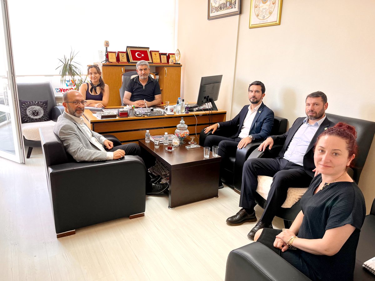 ZekiAras16's tweet photo. Genel Merkez Medya Başkan Yardımcımız Sn. Şeyhmus Tanrıkulu ile birlikte Bursa’mızın güçlü ve tarafsız sesi Yeni Dönem Gazetesi’ni ziyaret ettik.

Genel Yayın Yönetmeni Sn. Burhan Kaya ile ülkemizin gündemini konuştuk.

Misafirperverlikleri ve ilgisi için Sayın Burhan Kaya ve Yeni Dönem ailesine teşekkür ediyorum.