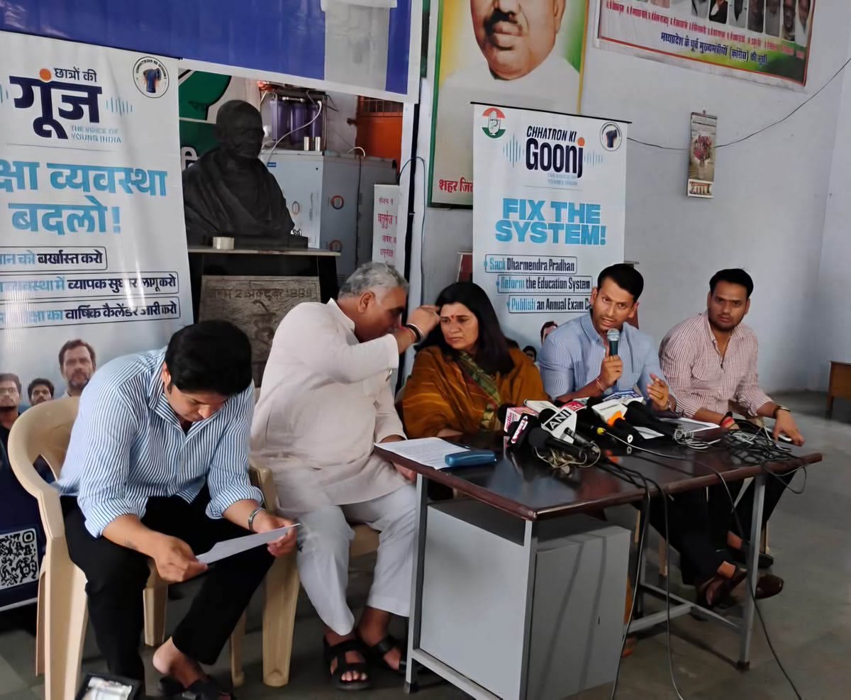 SurendraydvINC's tweet photo. Held a press conference at the Gwalior Congress Office with  @SangeetaBeniwa3 ji, spokesperson appointed by the AICC, regarding the #ChhatronKiGoonj programme.

#Congress #AICC #GwaliorCongress #NSUI #SurendraYadav 

@INCIndia @INCMP https://t.co/69cKUjZlQd