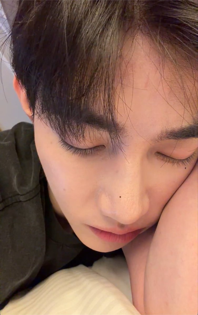 haonmytongue's tweet photo. why does this angle make it look like im lying next to hao and he's using my arm as a pillow https://t.co/4Shp4WLZdQ