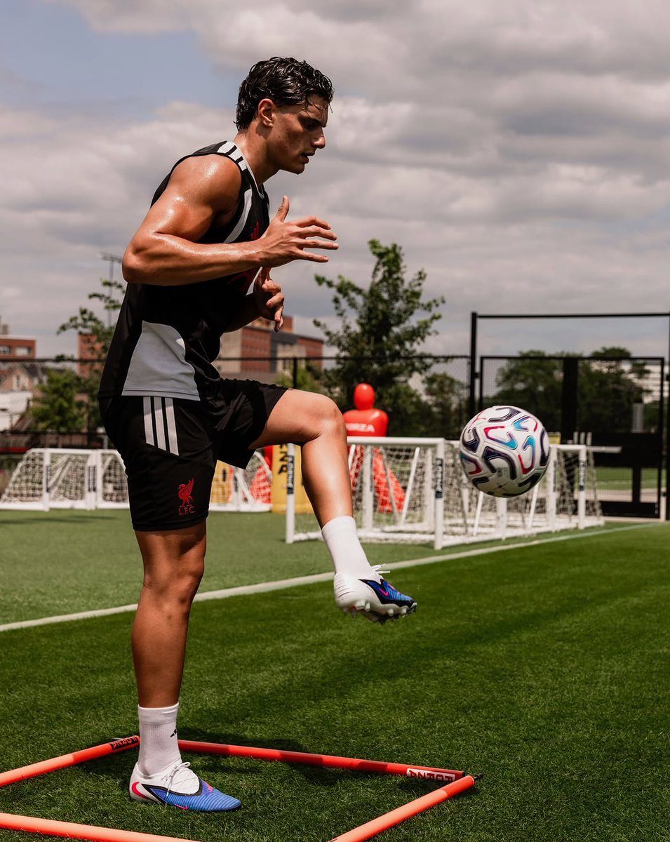 NiHADlfc's tweet photo. Leoni looks like an absolute unit of a human. I just hope all of this size and strength doesn't mean he has lost his pace and agility. https://t.co/Zb9hUvElwj