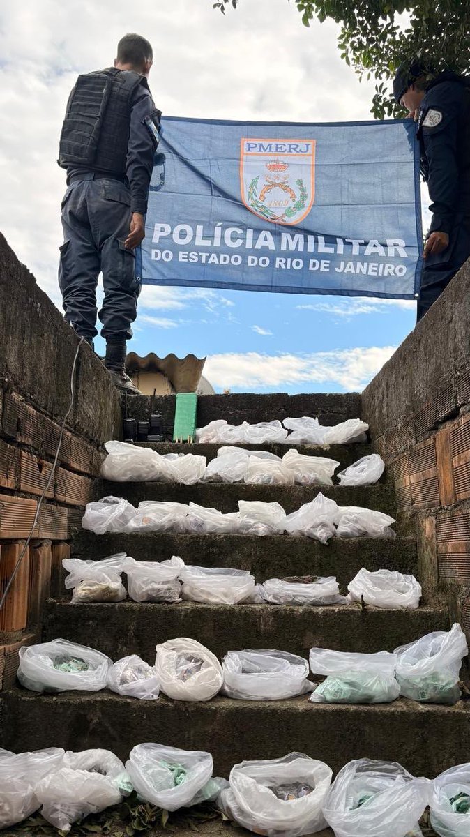 Diretodocaosrj's tweet photo. 🚨Policiais do #24BPM prenderam quatro homens e apreenderam farta quantidade de entorpecentes e rádios comunicadores no Morro do Piu Piu, em Engenheiro Pedreira, Japeri. 

O caso foi encaminhado à 63ª DP. https://t.co/Dxe4lTPlBr