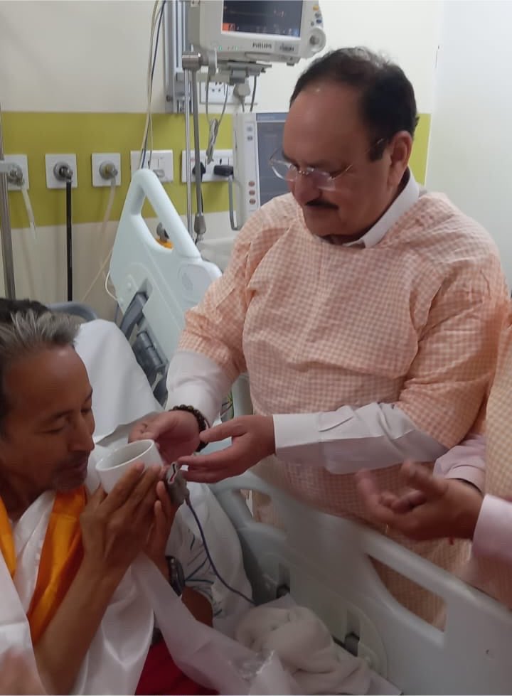 Samikshachaud20's tweet photo. Sonam wangchuk breaks his fast 
#sonamwangchuk #CJPProtest #cjp https://t.co/t7MmzfSYc4
