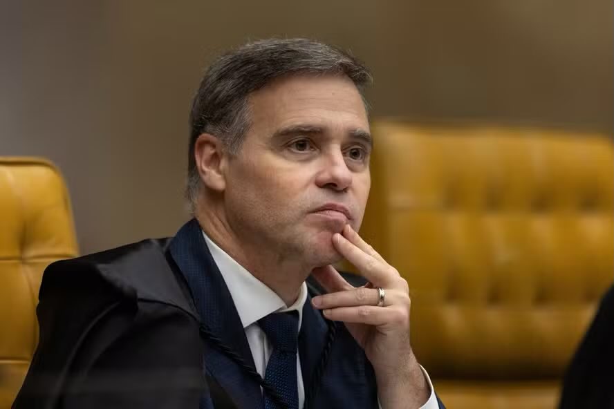 Delateinews's tweet photo. ⚠️URGENTE: Após ser informado sobre mudanças na equipe da PF que investiga fraudes no INSS, André Mendonça determina que todos os atos da investigação sejam enviados ao STF e que qualquer afastamento de policiais seja comunicado previamente ao seu gabinete; decisão gerou desconforto entre integrantes da cúpula da PF e do Ministério Público
