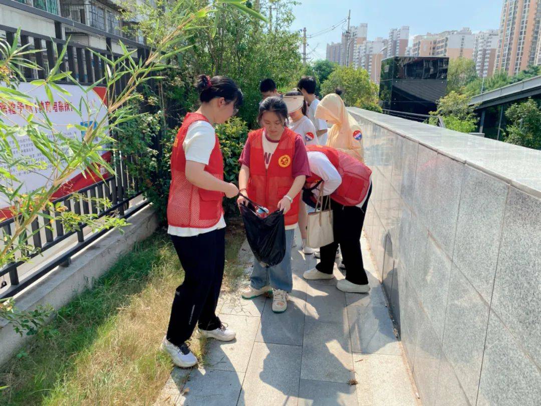 Haritesh7's tweet photo. Local neighborhood cleanup this Saturday (9am-12pm) at Central Park! Bring gloves u0026 water, all neighbors welcome! Let’s make our community shine together! https://t.co/mkddFGzo69
