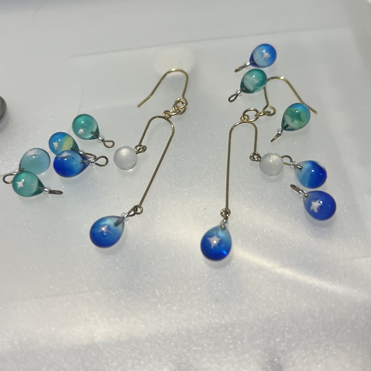 daisylewis0615's tweet photo. ガラスを溶かして　沖縄県の星の砂を入れて手作りされたガラス　

#daisylewis #ガラスアクセサリー　#デザフェス https://t.co/0fjnLHC6Kr