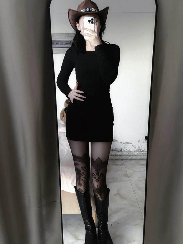 yzggga's tweet photo. 东胜最会的长靴黑丝主理人谁想要原味呢 https://t.co/BWnQFWPz0r