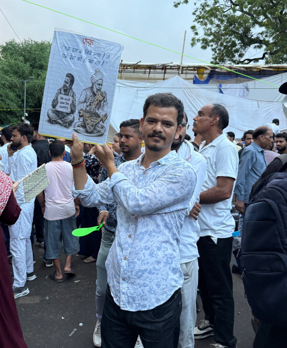 SHIV8967's tweet photo. आज CJP के विरोध-प्रदर्शन में शामिल होकर NEET पेपर लीक से प्रभावित लाखों युवाओं के न्याय की आवाज़ बुलंद की।

मेहनत युवाओं की, लेकिन भविष्य से खिलवाड़ करने वालों पर सख्त कार्रवाई हो। युवा न्याय चाहते हैं, बहाने नहीं। @MehrajMalikAAP @AapAkhilesh_ https://t.co/6Z7RdoVf8h