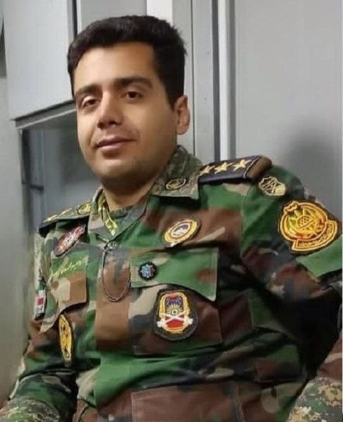 Doovare_Loor's tweet photo. امروز صبح شلمچه رو زدن تا به خیال خودشون راه امام حسین(علیه‌السلام) رو ببندند؛ غافل از اینکه اربعین، راهِ ایستادگی‌ست✌🏻
شادی روح سروان شهید "امیرمحمد سالمی" از نیروهای سایت مخابرات ارتش که شب گذشته طی حملات هوایی آمریکا در شلمچه به شهادت رسیدن صلوات
 #اربعین_حماسی https://t.co/Rn0Xu9mimW