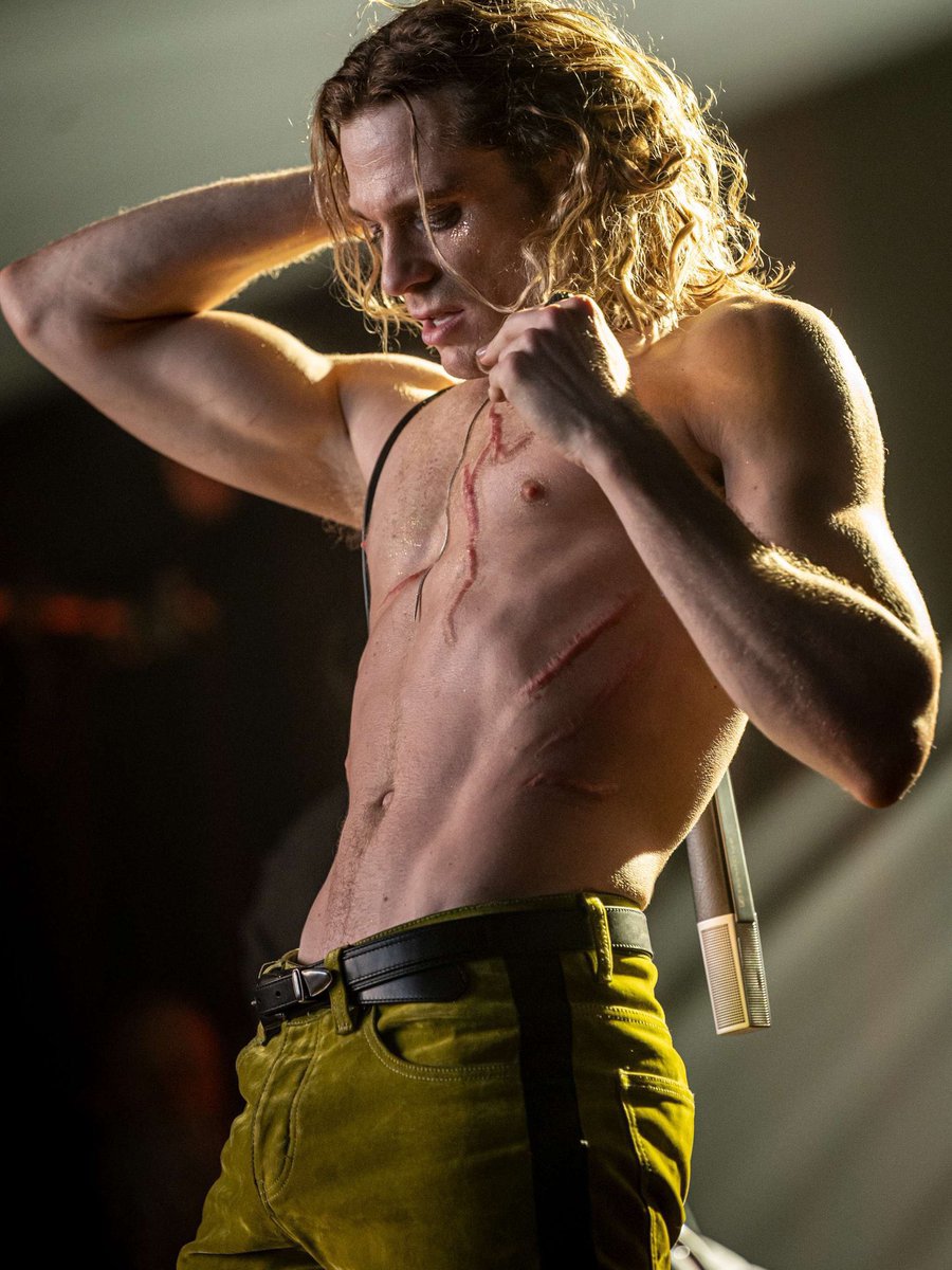 DigestivoGraham's tweet photo. I wonder how @SamReidFans feels about Sam Reid now. They were really here for the long game. Would showing a photo of Lestat to an old abandoned Sam Reid fan account be like showing a photo of lady gaga to a Victorian child? Sam Reid fans come back https://t.co/qBXu7t3WhH