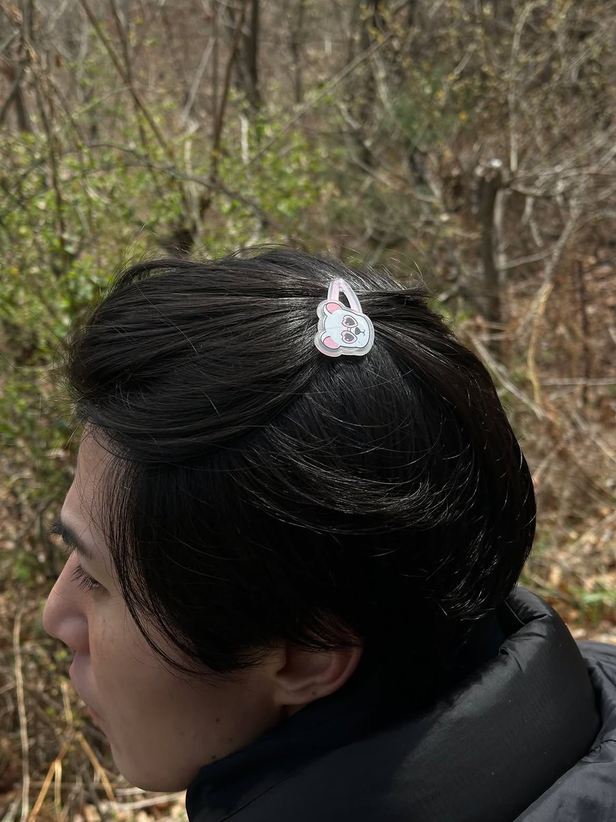rorowook's tweet photo. When I saw the behind-the-scenes photos from A Shop for Killers 2 that Dong Wook posted on Instagram and spotted my hair clip in his hair, I was overwhelmed with happiness. I couldn’t believe I was actually seeing my hair clip in Dong Wook’s hair. 😭

It was one of the giveaway hair clips I made for his Missing: Finding Wook fan meeting. I hope my beloved Neohee, who received it that day, still has it. It brought back so many wonderful memories of meeting amazing friends, exchanging gifts, and sharing our friendship.

Thank you, Dong Wook, for making my day once again. You always bring me happiness exactly when I need it.

P.S. I still use the same hair clip every day. 🥰

#leedongwook #이동욱 #욱스타그램 #정진만 #AShopForKillers_S2 #킬러들의쇼핑몰_시즌2