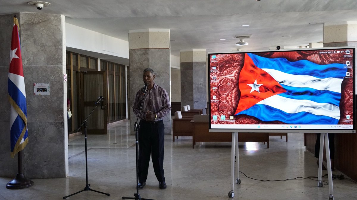 CubaMINREX's tweet photo. La rebeldía no es un acto del pasado, es una actitud del presente. Hoy, desde la Cancillería cubana, honramos a los héroes y mártires del 26 de Julio y ratificamos: Cuba no claudica, Cuba defiende su dignidad al precio que sea necesario 🇨🇺✊

#MiMoncadaEsLaPatria https://t.co/Eu3RZhRIdn