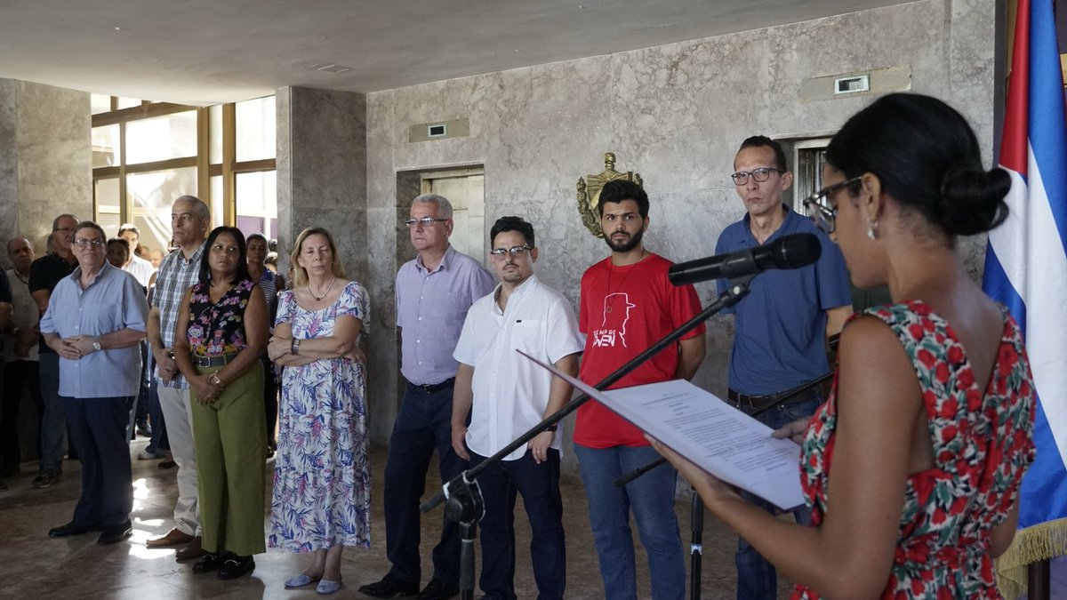 CubaMINREX's tweet photo. La rebeldía no es un acto del pasado, es una actitud del presente. Hoy, desde la Cancillería cubana, honramos a los héroes y mártires del 26 de Julio y ratificamos: Cuba no claudica, Cuba defiende su dignidad al precio que sea necesario 🇨🇺✊

#MiMoncadaEsLaPatria https://t.co/Eu3RZhRIdn