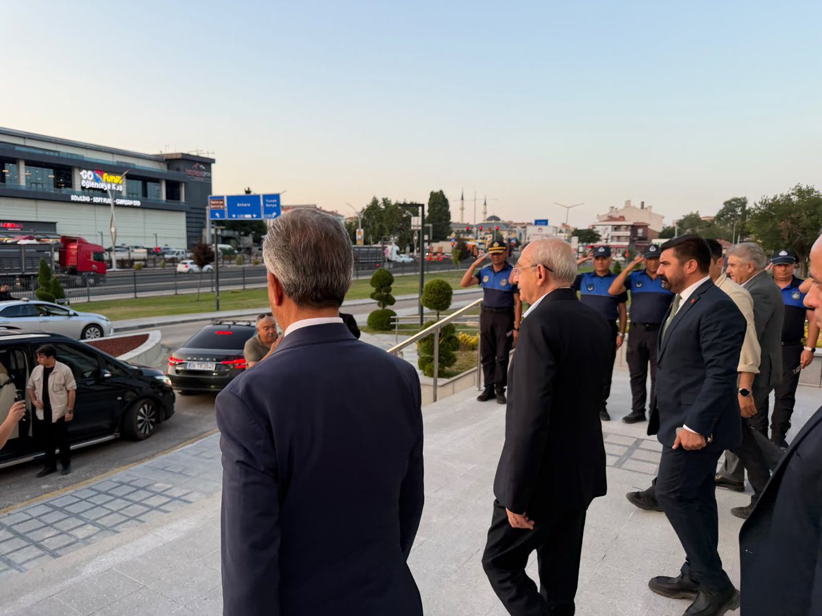 barisyarkadas's tweet photo. CHP Genel Başkanı Kemal Kılıçdaroğlu Polatlı’da tarım işçilerini ziyaret etti. 

Kılıçdaroğlu’nun Polatlı’daki tarım işçilerini ziyaret etkinliğine Polatlı Belediye başkanı da refakat etti . 

Kılıçdaroğlu ardından ise Polatlı belediye başkanı Mürsel Yıldız Kaya’yı makamında ziyaret ederek bir görüşme gerçekleştirdi. 

@tv100 için edindiğim bilgiye göre; CHP Ankara Büyükşehir Belediye Başkanı Mansur Yavaş da Ankara dışındaki bir programda olduğu bilgisini verdi ve etkinliğe bu yüzden katılamadığını ifade etti.