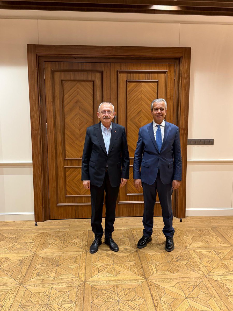 barisyarkadas's tweet photo. CHP Genel Başkanı Kemal Kılıçdaroğlu Polatlı’da tarım işçilerini ziyaret etti. 

Kılıçdaroğlu’nun Polatlı’daki tarım işçilerini ziyaret etkinliğine Polatlı Belediye başkanı da refakat etti . 

Kılıçdaroğlu ardından ise Polatlı belediye başkanı Mürsel Yıldız Kaya’yı makamında ziyaret ederek bir görüşme gerçekleştirdi. 

@tv100 için edindiğim bilgiye göre; CHP Ankara Büyükşehir Belediye Başkanı Mansur Yavaş da Ankara dışındaki bir programda olduğu bilgisini verdi ve etkinliğe bu yüzden katılamadığını ifade etti.