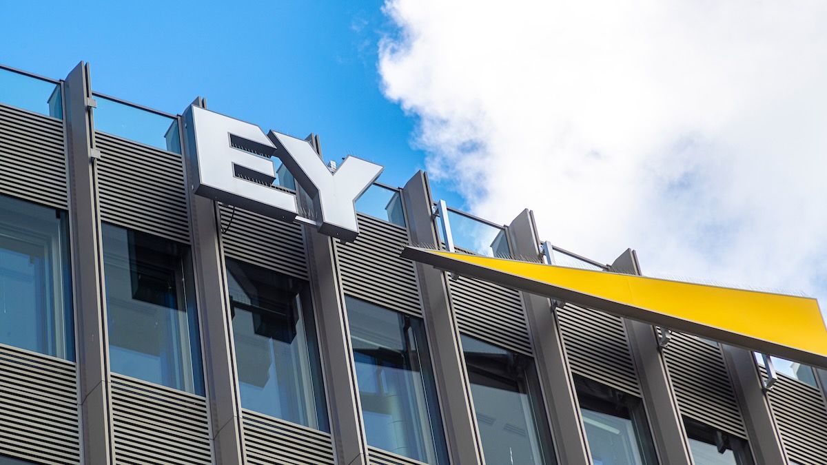 ProtAAPP's tweet photo. Ernst &amp; Young (EY) notificó a sus clientes sobre un robo de información personal y financiera tras un ataque a una plataforma de gestión de terceros. Los hackers accedieron entre el 28 de marzo y el 12 de abril, robando datos sensibles, incluyendo…

https://t.co/gfkcLI9RYy https://t.co/0cW3GNzKmT