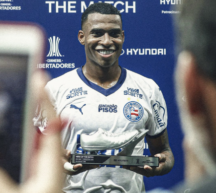 mapitangueira's tweet photo. hoje ele é reserva e fica 90 min sem entrar em campo

mas existiu uma época.................

que saudades desse cara. saudades de Jean Lucas com a setinha pra cima https://t.co/WbOVrjXAdQ