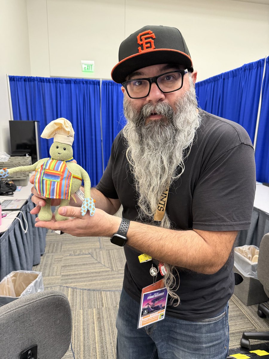 SuperPRGuy's tweet photo. The trip to @Comic_Con has already been fun for #TinyChef, including a farewell to Randall the Bearded Dragon, a stop with Gewy at his beloved @RandysDonutsLA, a visit w/ the amazing Tommy of #SDCCโs programming team, and settling into the hotel with a cool #ComicCon @Loungefly! https://t.co/armQzbW6BP