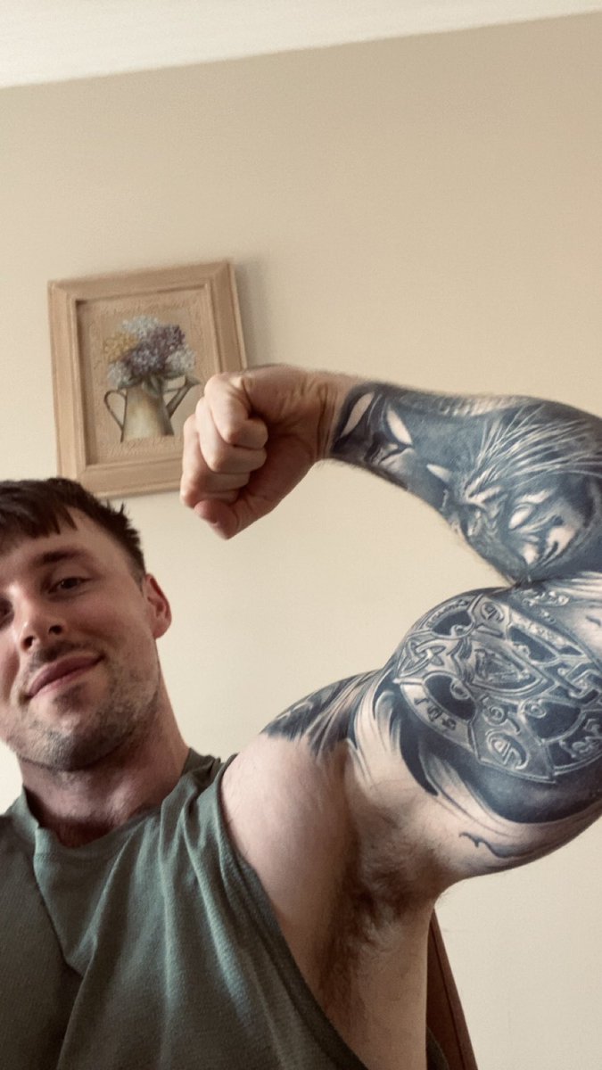 TheK_Nox's tweet photo. Happy bicep bThursday https://t.co/LS4rMJ83Ze