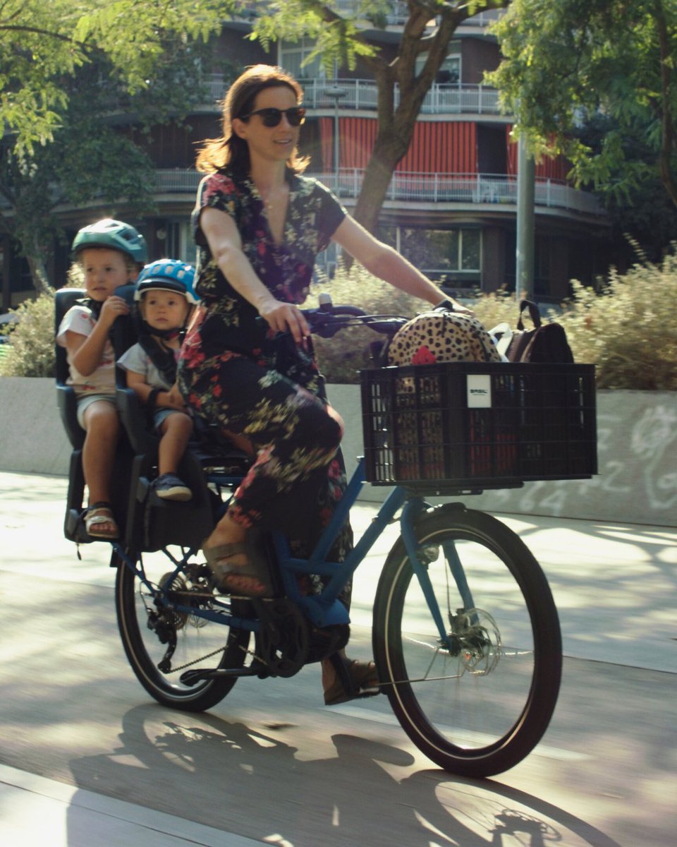 bicicletaAMB's tweet photo. Sabies que❓
Els #cicles són vehicles de dues o més rodes propulsats exclusivament o principalment per la persona conductora mitjançant la utilització de #pedals
Són cicles:
✅Les bicicletes
✅Les bicicletes elèctriques
✅Els tricicles de càrrega i de passatgers
#enbiciAMB tothom https://t.co/QCAZQKIJ67