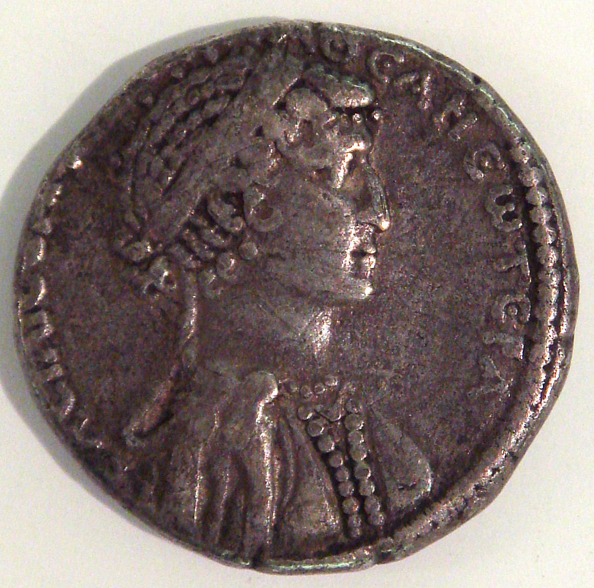 AncientHistorry's tweet photo. Coin of Cleopatra VII, with her image and a Greek inscription "θεά νεωτέρα" thea neotera, lit. "the younger goddess", one of Cleopatra's adopted titles. https://t.co/wMti5DA1qi