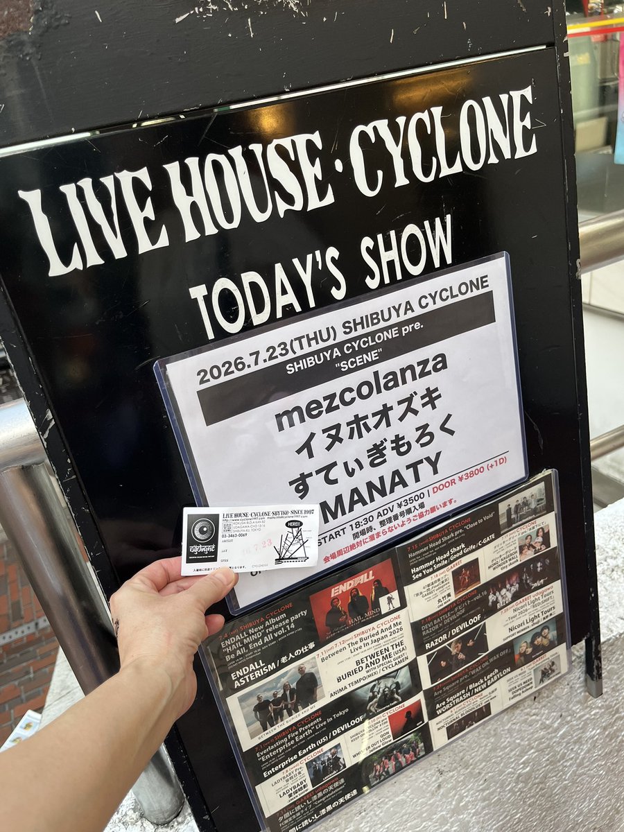 parasaurooo's tweet photo. 親方登場(22日ぶり4回目)
ゆうた氏こうた氏のボーカルと動きに磨きがかかり、CYCLONEのステージの高さならではの崇拝的な場面もあって最高でした！
もーそろ驟雨一過、どうですか😭
#すてぃぎもろく https://t.co/gPYnCktDQ6