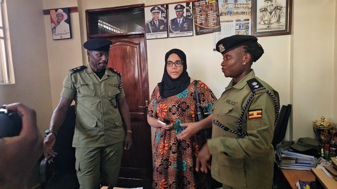 kirya_ug's tweet photo. In brief Police waited for the Kampala phone thieves to steal General’s phone so that they could track down one phone and recover 127 phones. Police knows all the thieves but they ain’t putting in enough effort to get them out of the city. https://t.co/GYushwf6Rd