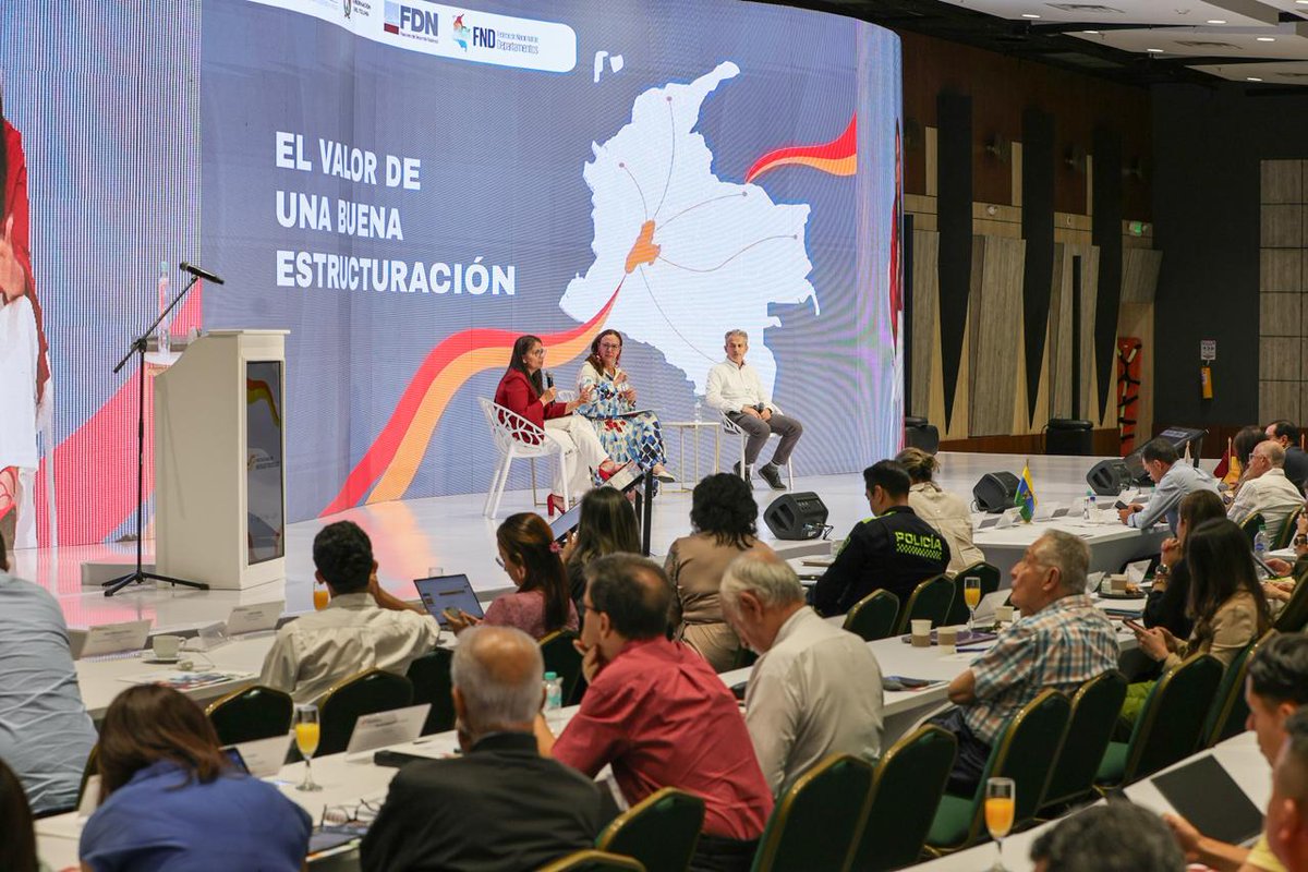 FNDCol's tweet photo. En el #ForoRegionalInfraestructura se llevó a cabo el panel denominado: 'El valor de una buena estructuración', moderado por María Elia Abuchaibe, gerente de desarrollo de negocios de la @FDNcolombia.

Participaron:
✅Gerente de estructuración y Banca de Inversión de la @FDNcolombia, Ángela Cáceres.
✅Vicepresidente técnico de la @camaradelainfra, @CarlosGarciaMo.