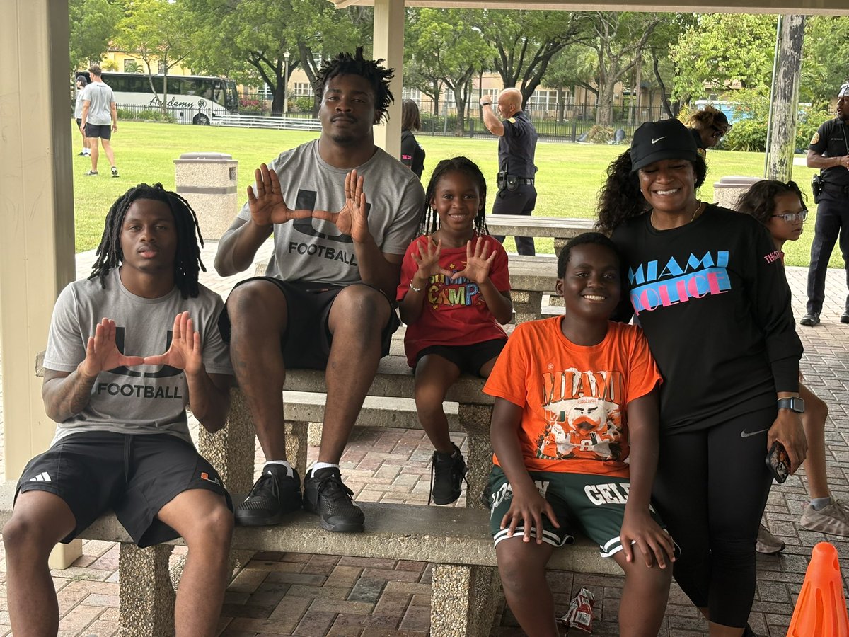 CPSRosaF's tweet photo. .@MiamiPD Nothing beats giving back! ๐๐งก Huge thanks to the @CanesFootball team for taking time out of their summer to visit the @MPD_PAL Summer Camp, share smiles, inspire our youth, and make unforgettable memories. ๐๐ #GoCanes #Community #MiamiPAL. @ChiefEdwinLopez https://t.co/u9MyV2z524