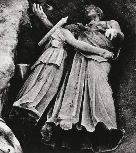 heavenlykore's tweet photo. here to remind everyone of the athena and artemis statues that were found hugging https://t.co/vpqt0ehhOU