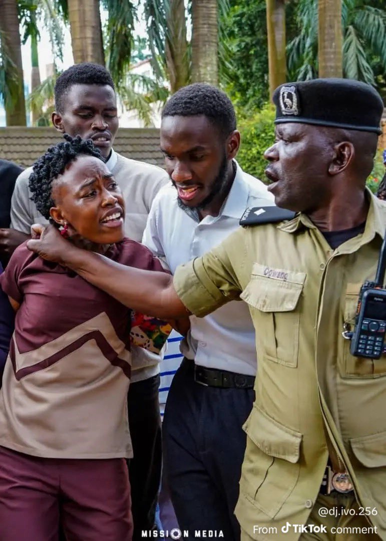 margaretnattabi's tweet photo. This is how Uganda police handles women in opposition💔
#6yearsofNUP https://t.co/fSi2lBOG71