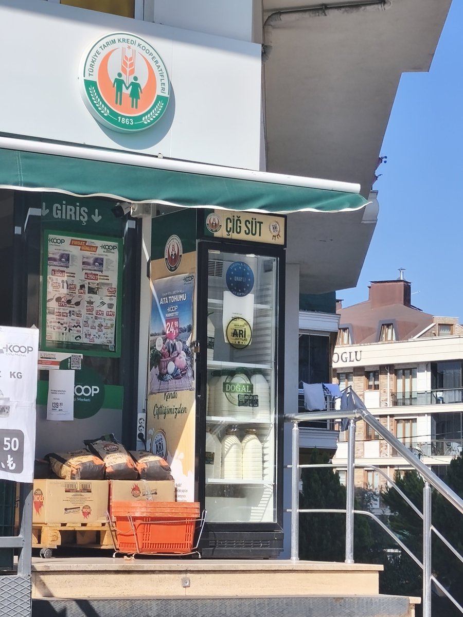 Cana_TC's tweet photo. @tarimkredi maltepe şubenizde güneş görmeyen yerde süt varsa almak istedigimi belirttim. Bana ısrarla soğuk dolapta olduğunu, güneş görse de süte bir şey olmayacağını söylediler. Bu durumun gıda güvenliği için bir tehdit olduğunu paylaşmanızı ve bu durumu düzeltmenizi dilerim https://t.co/q77ZqgdrsR