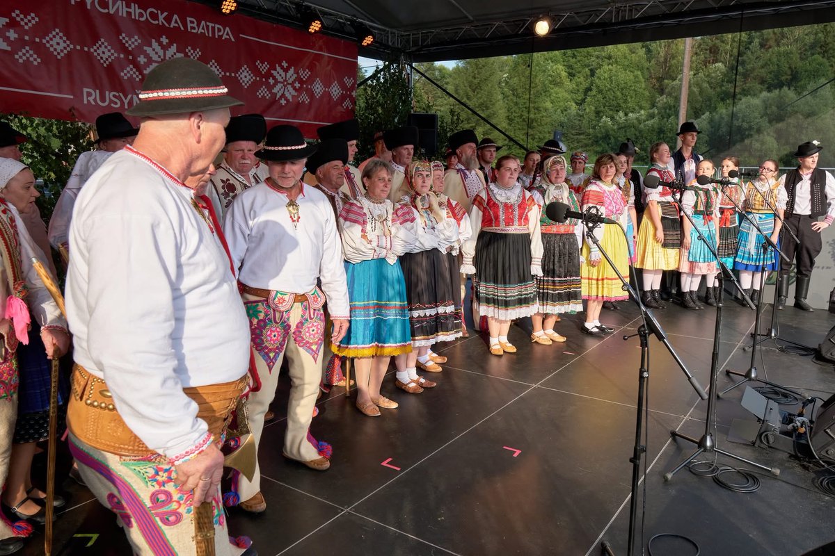 karpatorusinska's tweet photo. 🇪🇺🇸🇰 Словакія, Малый Липник: 10.–12. юля 2026 р. пройшов юбілейный 15. рочник фестивалю «Русиньска ватра» — єден із май великых фестивалів карпаторусиньскої культуры.
© Rusínska vatra / Русиньска ватра
#carpathorusyn #rusnaks #rusini https://t.co/Zmumadk6mV