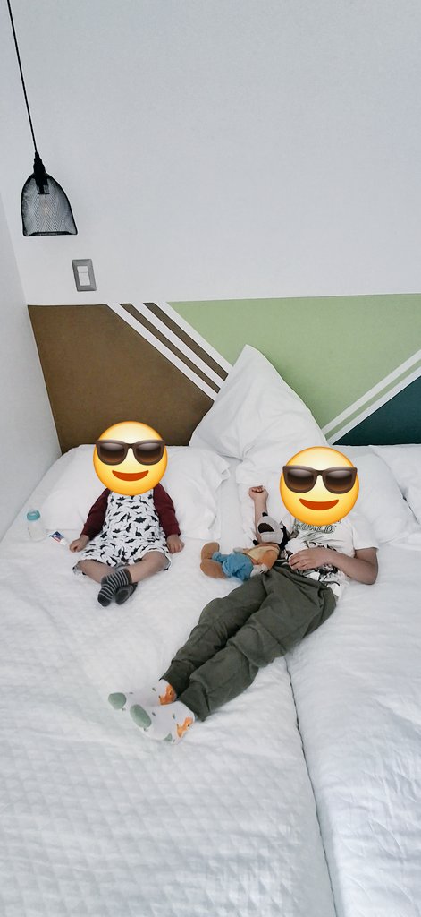 purematraca's tweet photo. Tengo dos compas que van a donde sea a la hora que sea nunca dicen que no, lo malo es que no les gusta hacer cooperacha y tengo que andar cargando sus cambios de ropa y sus pachas y se duermen a cada rato. https://t.co/xzZt9BPX30