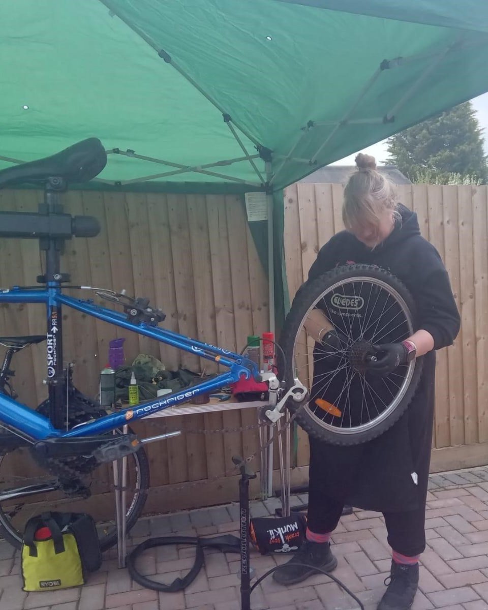 WeAreCyclingUK's tweet photo. “I wanted to make bike repairs really normalised.” 

With support from our Big Bike Revival programme, mechanic Cath launched Cog Nation in Birmingham, bringing free Dr Bike sessions and learn-to-fix workshops into the community.

Read her story 👇
https://t.co/4kmgxBpAqJ https://t.co/xOVxLthTVw