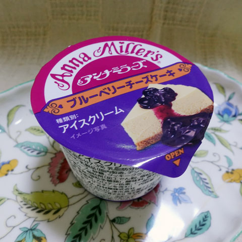 icesukii's tweet photo. アンナミラーズアイス　ブルーベリーチーズケーキ

ファミマ限定 
「アンナミラーズ」の人気商品「ブルーベリーチーズケーキ」の味わいを表現したアイス
https://t.co/SsqeNCgoeG
#今日のアイス https://t.co/cOxGER52jF