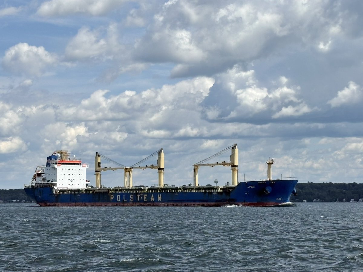 JSASUALUM's tweet photo. The Bahamas’ flagged Polsteam Lubie upbound for Hamilton passing by Hardy Park in Brockville. https://t.co/8sRNEmb4Zx