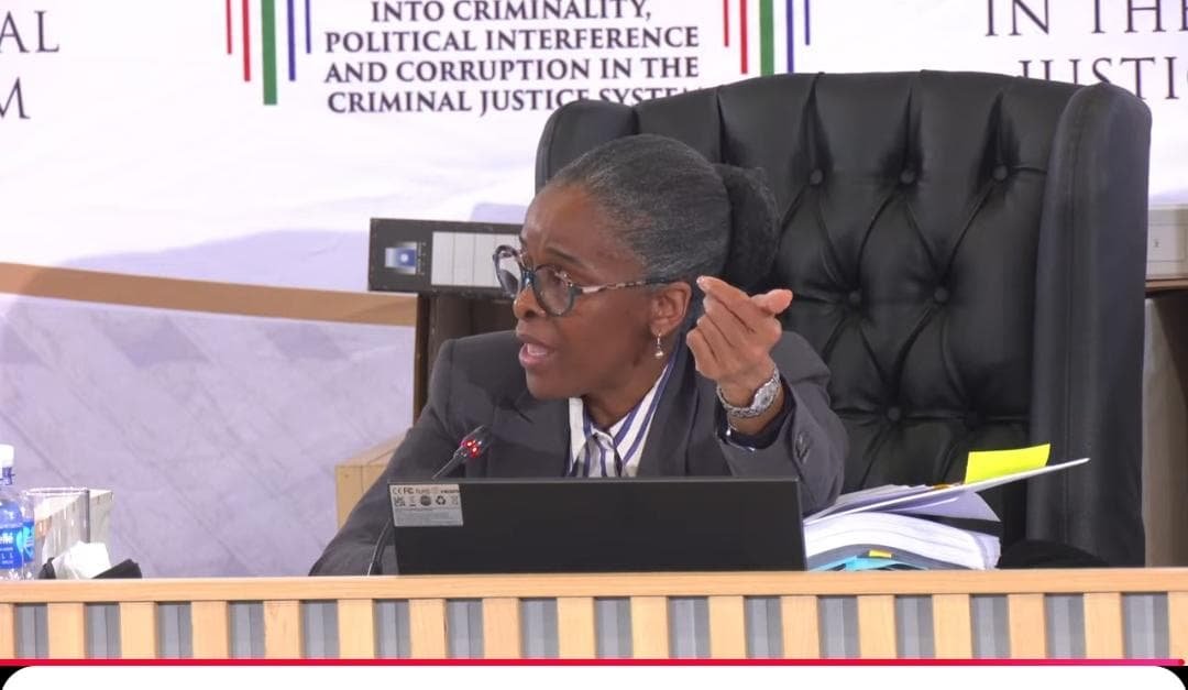 HaheZak's tweet photo. Yabona meke wathi "I find difficulty in understand you..." Usuke egijima nawe impela akcine ugcine uvuma iphutha lakho😂😂😂 commissioner Baloyi🙌🏾 https://t.co/tDUWku7WjW