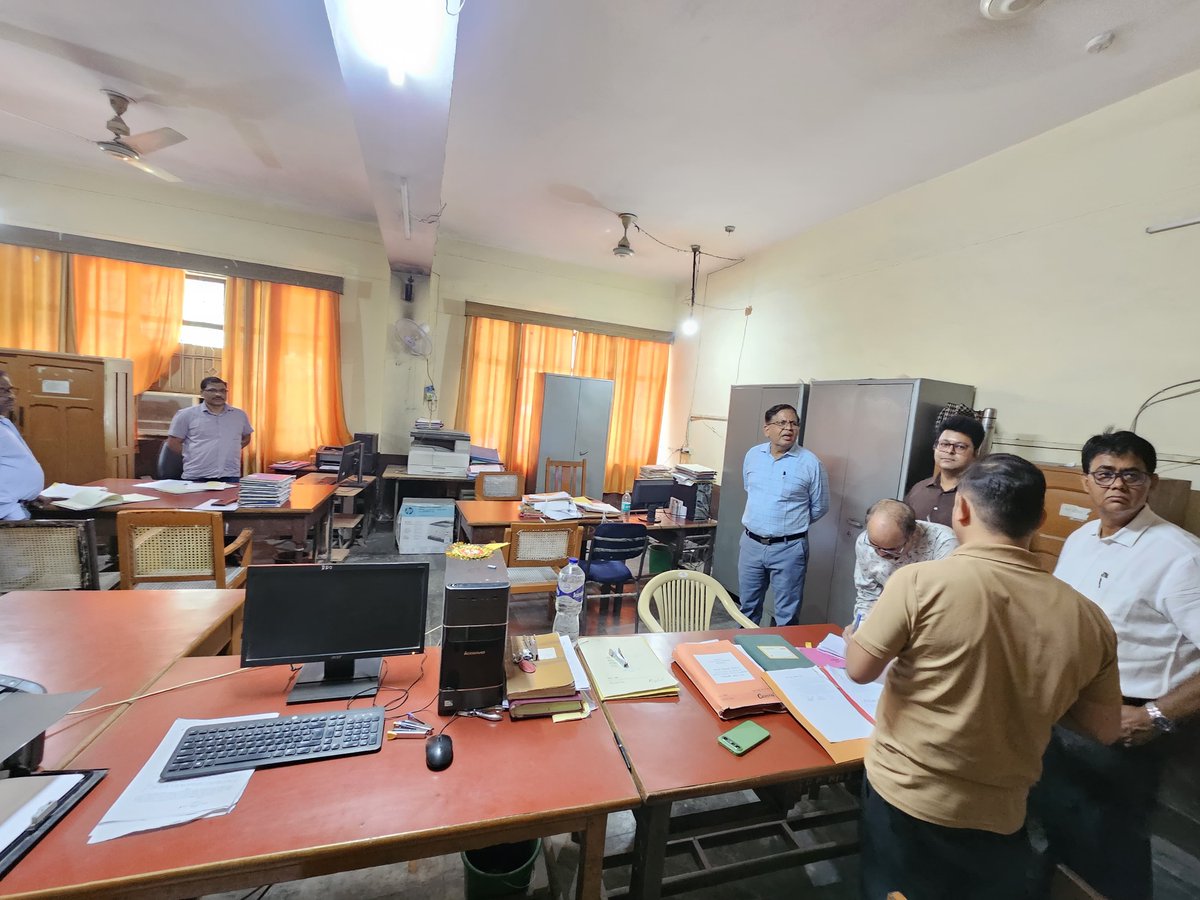 cdopbt1's tweet photo. आज दिनांक 23 जुलाई 2026 को विकास भवन में स्थित सभी विभागों के कार्यालयों का औचक निरीक्षण किया गया। निरीक्षण के दौरान कार्यालय  की साफ-सफाई,तथा अभिलेखों के सुव्यवस्थित रखरखाव हेतु निर्देश दिये गये।

@CMOfficeUP @myogioffice @Dmpilibhit @UPGovt https://t.co/OS5oeQ9cSp