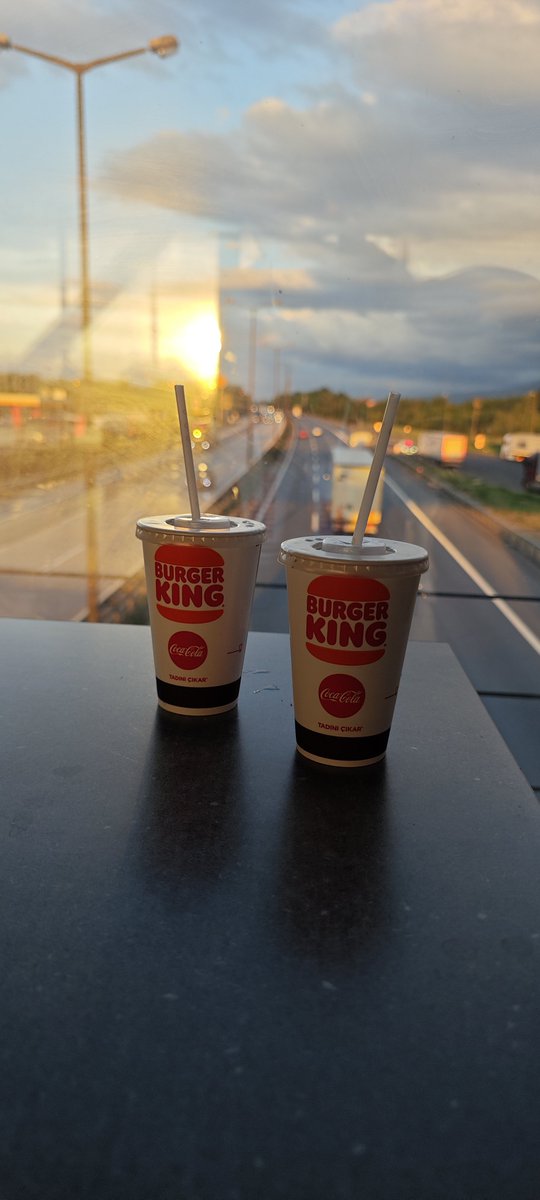 docentpic's tweet photo. Çocukken hepimizin hayali olan o üst geçit burger kinge gittim vatan ve millet olarak rahatlayabiliriz hdjdjjdjd https://t.co/iqqlGEfay6