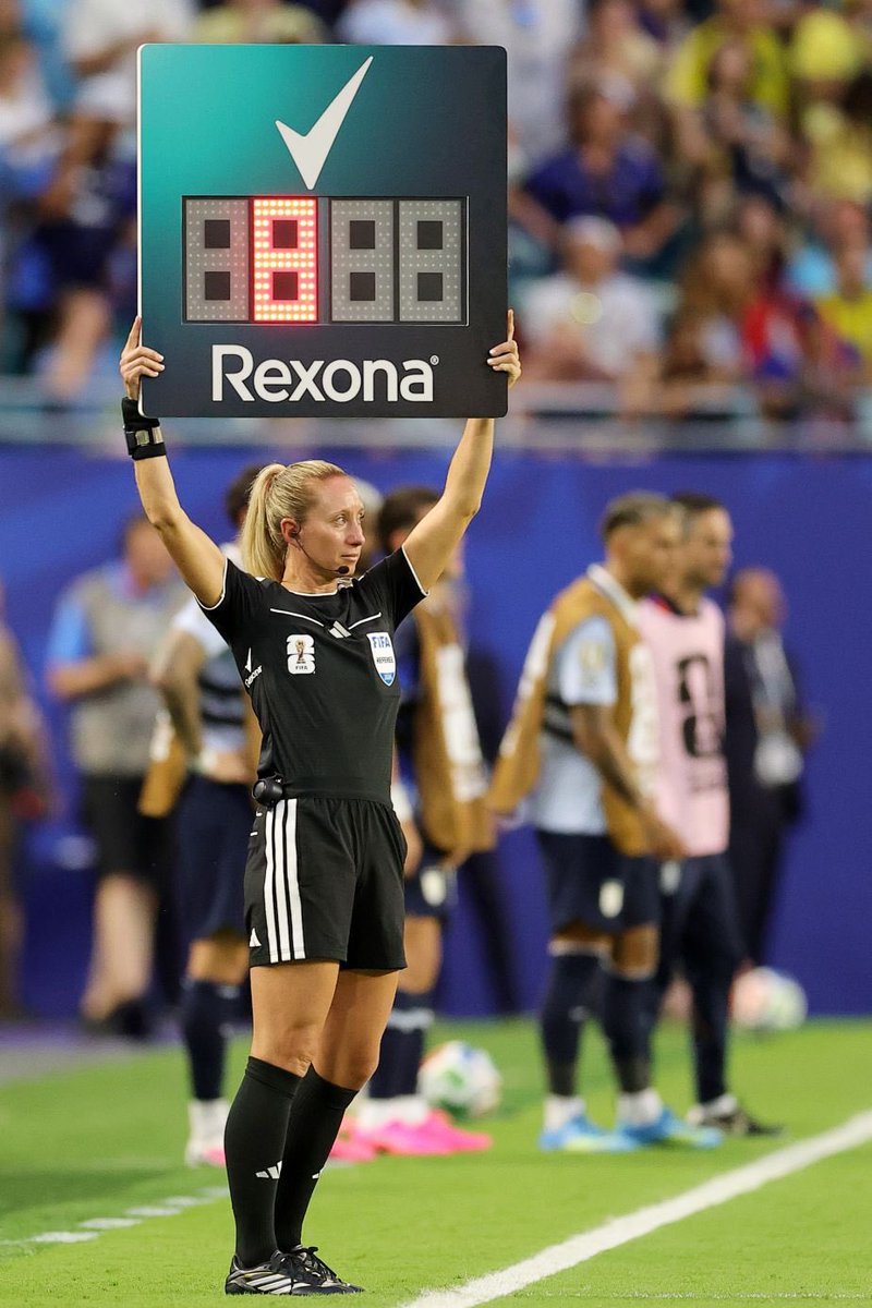 kwesi_zitojnr's tweet photo. Chale, Whoever plan House of Fresh deserve a raise and who also notice the Rexona substitution board? Proper branding oo. Them no come joke this World Cup. ππ₯
#HouseOfFresh https://t.co/1lUsNAsGSu