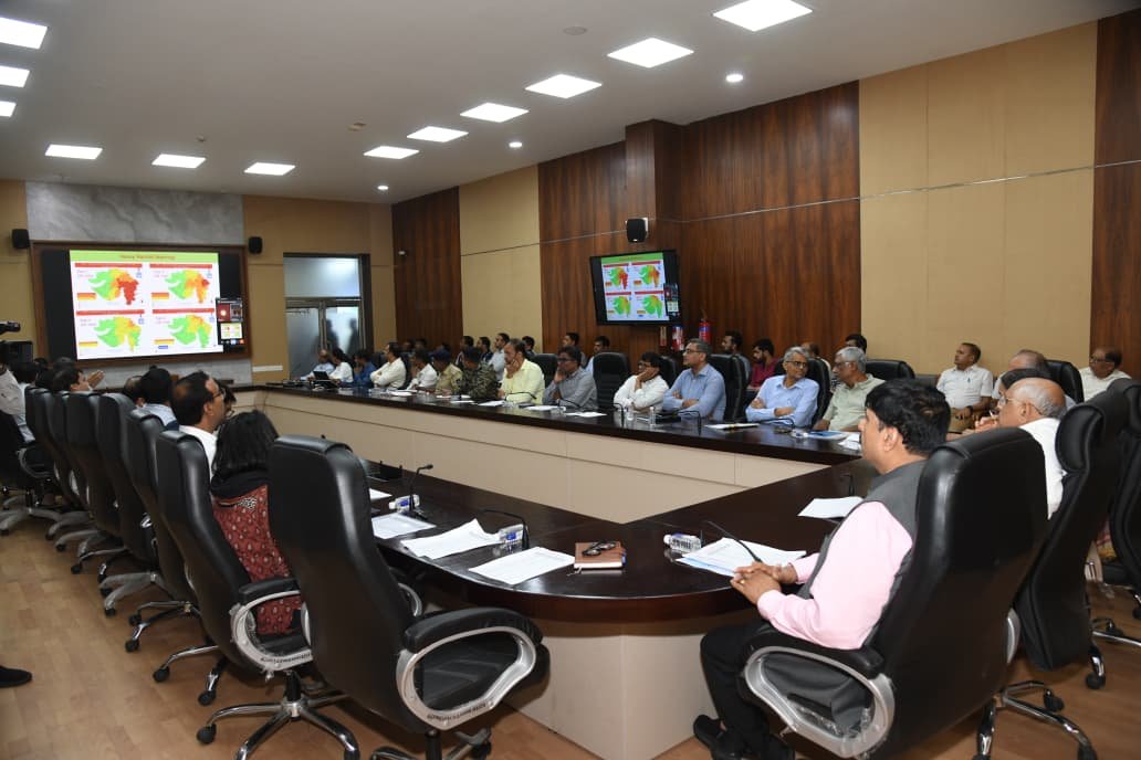 CMOGuj's tweet photo. મુખ્યમંત્રી શ્રી ભૂપેન્દ્રભાઈ પટેલે સમગ્ર રાજ્યમાં ભારે વરસાદને કારણે સર્જાયેલી પરિસ્થિતિમાં વહિવટી તંત્ર દ્વારા હાથ ધરાયેલી કામગીરી અને બચાવ-રાહત પગલાં તેમજ તેમજ હવામાન વિભાગની આગામી સમયમાં વ્યાપક વ��સાદની આગાહીની સમીક્ષા ગાંધીનગર ખાતેના સ્ટેટ ઈમરજન્સી ઓપરેશન સેન્ટર ખાતેથી કરી હતી. 

મુખ્યમંત્રીશ્રીએ અસરગ્રસ્ત જિલ્લાઓના કલેક્ટરશ્રીઓ પાસેથી લોકોના સલામત સ્થળે સ્થળાંતર, રેસ્ક્યુ, વીજ પુરવઠો તથા જીવન આવશ્યક પુરવઠાની ઉપ્લબ્ધિની વ્યવસ્થા વગેરે જેવી ત્વરિત કાર્યવાહીની તલસ્પર્શી વિગતો મેળવી હતી તેમજ વરસાદ રહી જાય અને પાણી ઓસરે તે પછી સાફ સફાઈ, માર્ગ મરામત અને આરોગ્ય વિષયક પગલાંઓ ત્વરાએ લેવાય તે માટે પણ સ��ચનો કર્યા હતા.

મુખ્યમંત્રીશ્રીએ જો રાત્રિ દરમ્યાન વરસાદ પડે તો તંત્રને હાઈ એલર્ટ પર રહીને સ્થિતિ પર સતર્કતાપૂર્વક નજર રાખવાની સૂચનાઓ પણ આપી હતી.

મુખ્યમંત્રીશ્રીએ આ વરસાદી આફતમાં બચાવ કામગીરી સહિતના આપત્તિ વ્યવસ્થાપનમાં સહાયક બનેલ સુરક્ષા દળો, NDRF અને SDRFની વિગતો પણ મેળવી હતી.