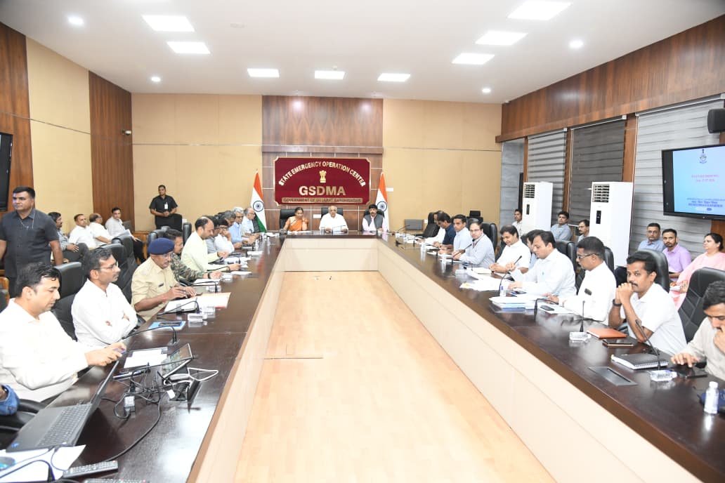 CMOGuj's tweet photo. મુખ્યમંત્રી શ્રી ભૂપેન્દ્રભાઈ પટેલે સમગ્ર રાજ્યમાં ભારે વરસાદને કારણે સર્જાયેલી પરિસ્થિતિમાં વહિવટી તંત્ર દ્વારા હાથ ધરાયેલી કામગીરી અને બચાવ-રાહત પગલાં તેમજ તેમજ હવામાન વિભાગની આગામી સમયમાં વ્યાપક વ��સાદની આગાહીની સમીક્ષા ગાંધીનગર ખાતેના સ્ટેટ ઈમરજન્સી ઓપરેશન સેન્ટર ખાતેથી કરી હતી. 

મુખ્યમંત્રીશ્રીએ અસરગ્રસ્ત જિલ્લાઓના કલેક્ટરશ્રીઓ પાસેથી લોકોના સલામત સ્થળે સ્થળાંતર, રેસ્ક્યુ, વીજ પુરવઠો તથા જીવન આવશ્યક પુરવઠાની ઉપ્લબ્ધિની વ્યવસ્થા વગેરે જેવી ત્વરિત કાર્યવાહીની તલસ્પર્શી વિગતો મેળવી હતી તેમજ વરસાદ રહી જાય અને પાણી ઓસરે તે પછી સાફ સફાઈ, માર્ગ મરામત અને આરોગ્ય વિષયક પગલાંઓ ત્વરાએ લેવાય તે માટે પણ સ��ચનો કર્યા હતા.

મુખ્યમંત્રીશ્રીએ જો રાત્રિ દરમ્યાન વરસાદ પડે તો તંત્રને હાઈ એલર્ટ પર રહીને સ્થિતિ પર સતર્કતાપૂર્વક નજર રાખવાની સૂચનાઓ પણ આપી હતી.

મુખ્યમંત્રીશ્રીએ આ વરસાદી આફતમાં બચાવ કામગીરી સહિતના આપત્તિ વ્યવસ્થાપનમાં સહાયક બનેલ સુરક્ષા દળો, NDRF અને SDRFની વિગતો પણ મેળવી હતી.