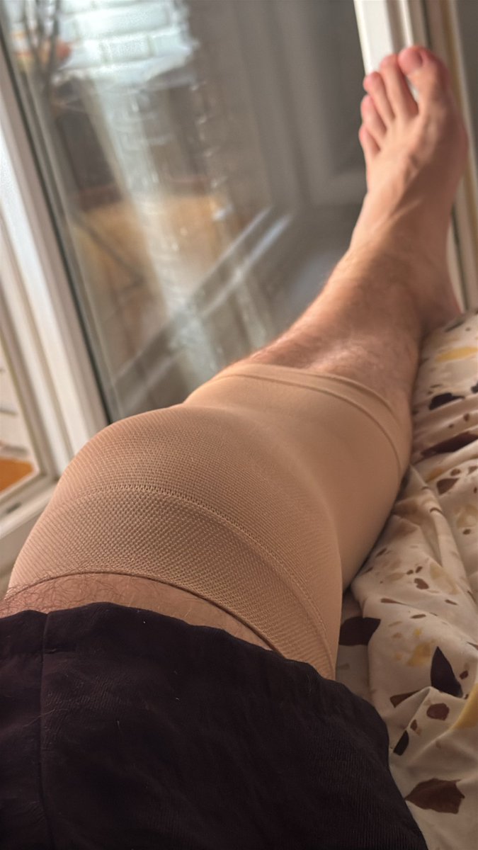 UcraaFN's tweet photo. Puede ser que me haya roto el ligamentl cruzado anterior, que guapo mi puto 2026 https://t.co/IUAhg0DN7N